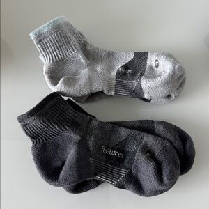 Feetures Trail Max Cushion Quarter Socks